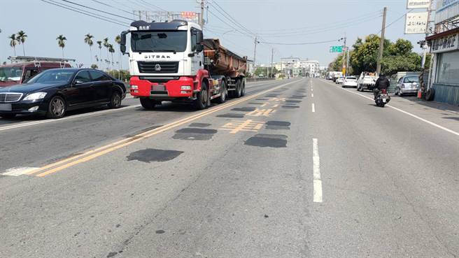 县府常常补丁检修，但最近有民眾抱怨，该段从和平三路到员集路口，有一段将近850公尺的夸张补丁，行经该处根本就像地震一样。（吴建辉摄）