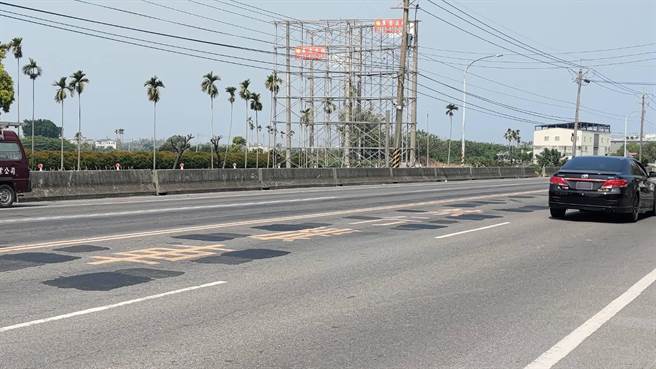 县府表示，道路坑洞县府有定期巡查机制，以及紧急修补计画作业，但补丁品质确实不佳，未来会加强要求厂商施工品质。（吴建辉摄）