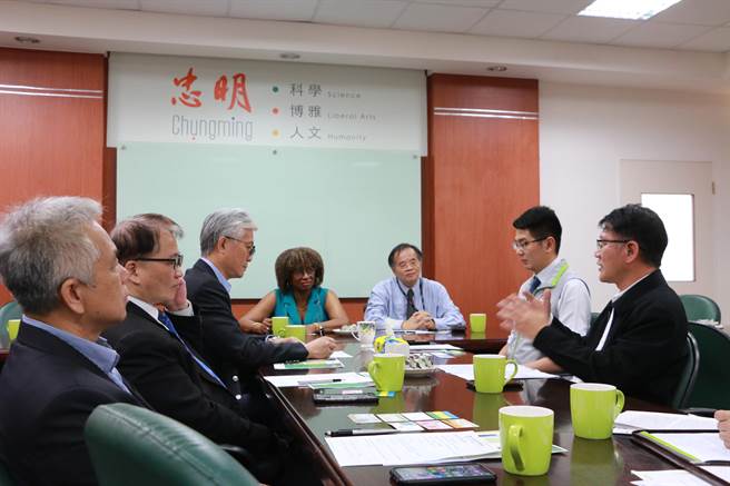 我国友邦圣文森及格瑞那丁驻台大使圣柏安卓，9日于忠明高中演说后，特与中彰区域观光联盟总召柴俊林等进行会面，交流圣文森与台中市的观光现况。(市议员黄守达服务处提供)