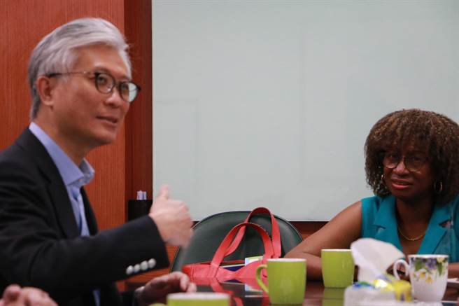 柴俊林会中提出，未来可由中彰区域观光联盟发起合作，推动圣文森在台学子至台中踩点宣传计画。(市议员黄守达服务处提供)