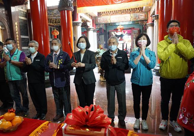 蔡英文（中）总统南下台中参拜神冈顺济宫，立委何欣纯（右二）、市议员周永鸿（右一）等人陪同。（王文吉摄）