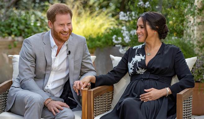 梅根和夫婿哈利王子接受美國脫口秀女王歐普拉（Oprah Winfrey）專訪的錄影播出後，猶如按下核彈鈕，炸得英國王室目瞪口呆，震驚不已。（路透）
