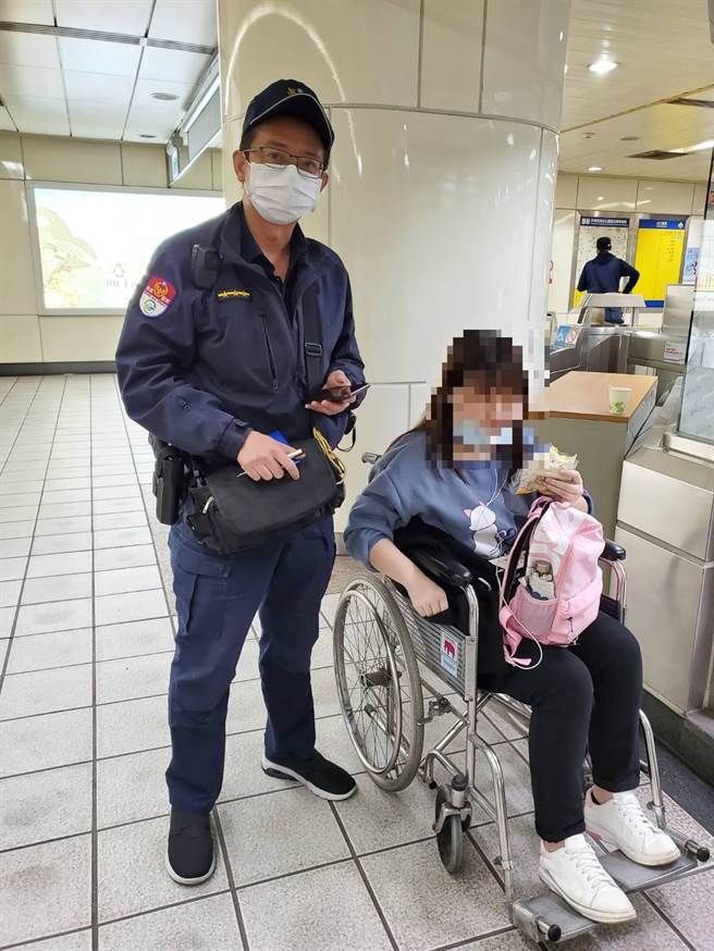 捷运警察主动照顾身体不适的女学生。（图：警方提供）