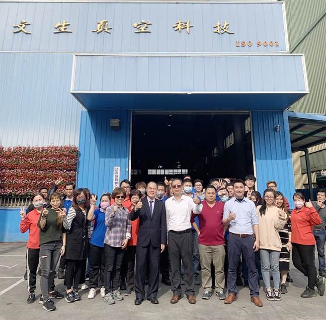 文生真空公司董事長董燕山(前排右5著白色襯衫者)、華南銀行信託部經理黃守良(前排左6著黑色西裝者)與員工們共同啟動員工福利信託，凝聚同仁向心力，保障退休生活。 （圖／華南銀行提供）