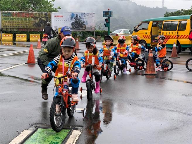幼兒們戴著安全帽身穿全套護具，騎著腳踏車闖關重機考場。（基隆市政府提供／陳彩玲基隆傳真）
