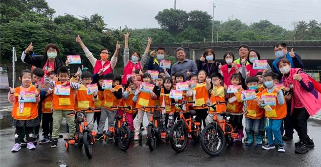基隆市教育處與培德駕訓班合作舉辦「幼兒交通安全體驗」活動。（基隆市政府提供／陳彩玲基隆傳真）
