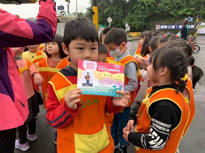 幼兒於活動後獲體驗證書。（基隆市政府提供／陳彩玲基隆傳真）