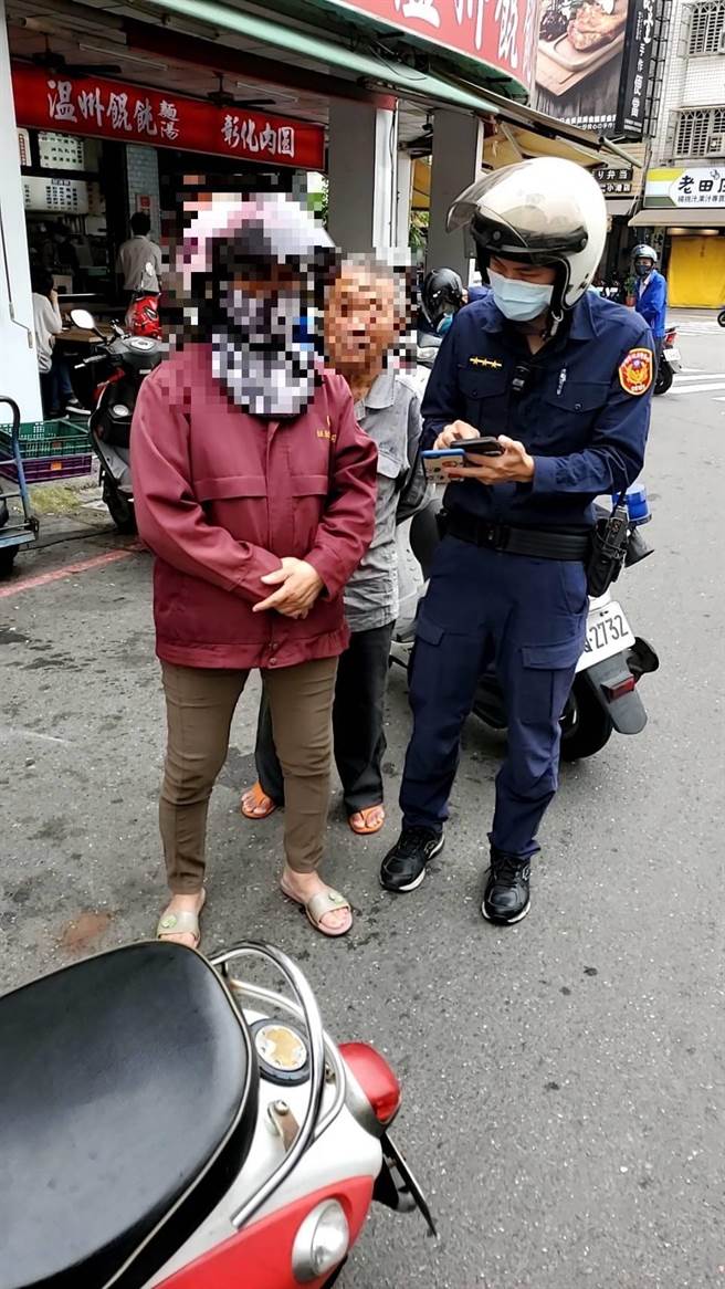 警方将妇人拦查，才发现她是报案车子失窃阿伯的妻子。（柯宗纬翻摄）
