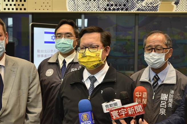 桃園市長鄭文燦中午開直播進行鳳梨廚房，下午跑行程時，還戴上鳳梨口罩。（賴佑維攝）