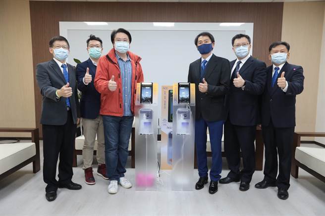 和成欣业9日捐赠20部「脸护士智能防疫防护装置」，助基隆防疫。（基隆市政府提供／陈彩玲基隆传真）