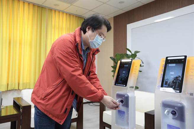 基隆市长林右昌表示，将把机器分配给所有防疫前线单位，强化防疫管制工作。（基隆市政府提供／陈彩玲基隆传真）