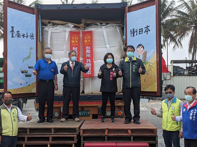 弘昌碾米工廠稻米連續2年銷日，今年首批出貨300公噸，但因水情嚴峻，一期作休耕，二期作是否受影響還有待觀察，恐影響後續交貨。（莊曜聰攝）