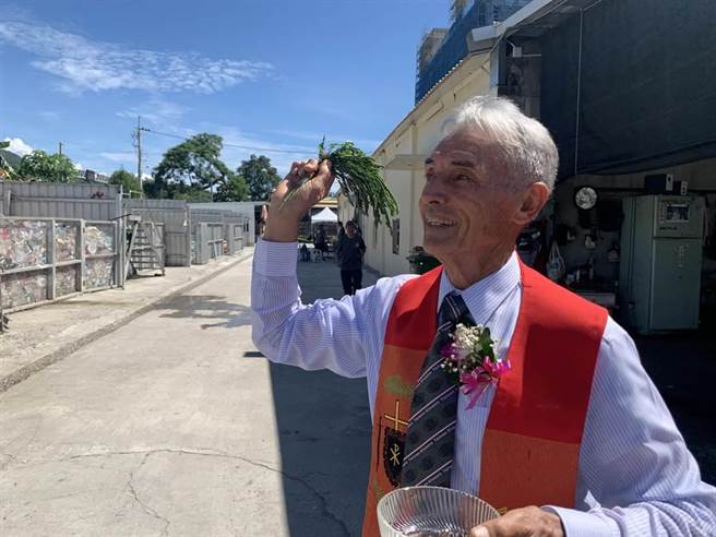 花莲玉里天主堂刘一峰神父去年成立「爱心农场」，供弱势饲养蛋鸡、种植有机蔬菜贩售，创造就业机会，不过台北市某扶轮社日前订购却在出货前临时弃单，让农场志工错愕不已。（资料照／罗亦晽摄）