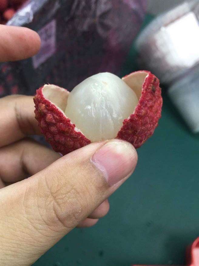 拉鍊荔枝殼上有一道拉鏈痕，用力擠一下中間就會裂開，果肉食用非常方便。（Lin Bay好油提供）