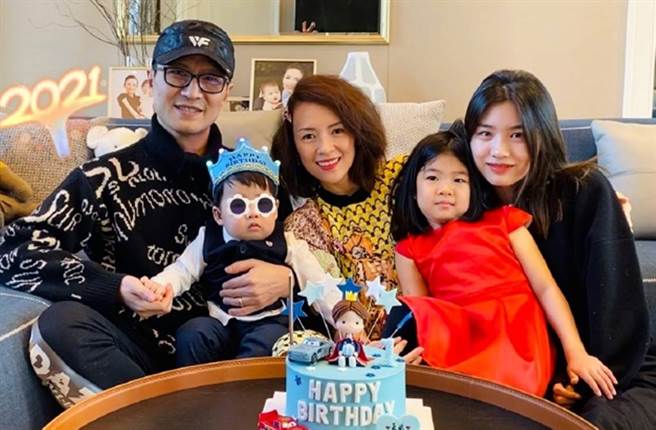 章子怡和汪峰婚后育有一对儿女，对继女也视如己出。(图／翻摄自微博)