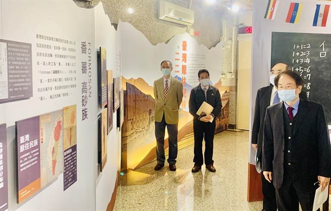 国史馆长陈仪深（右），参观台湾文献馆《原住民族与228常设展》。（廖志晃摄）