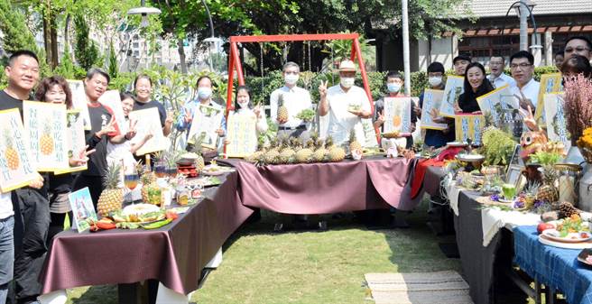 屏东餐饮业者力挺，将凤梨与冰花入菜，顺势制成美食地图，号召饕客一起响应帮农民。（林和生摄）