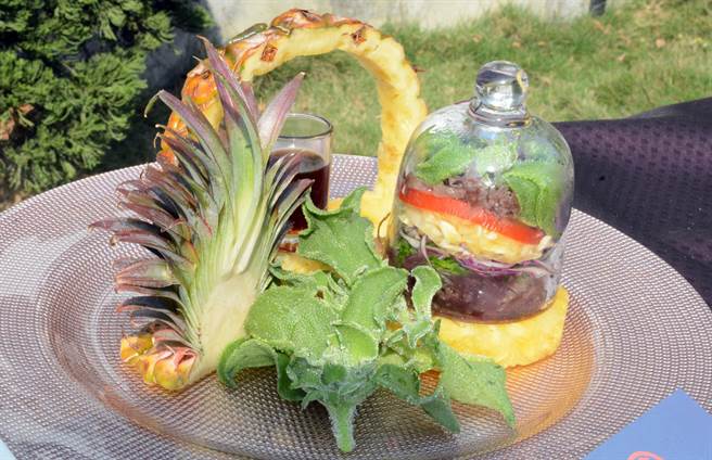 澎湖冰花遇上屏东凤梨，透过大厨巧手，激盪出美味佳肴。（林和生摄）