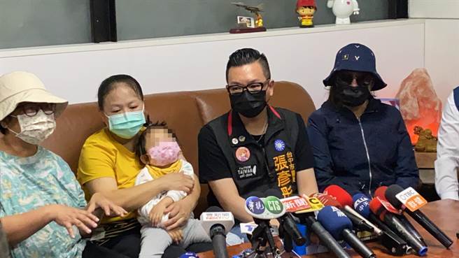 赖姓女童的妈妈(左二)带着孩子出席记者会，声泪指控盛唐中医诊所院长吕世明卸责。(林欣仪摄)