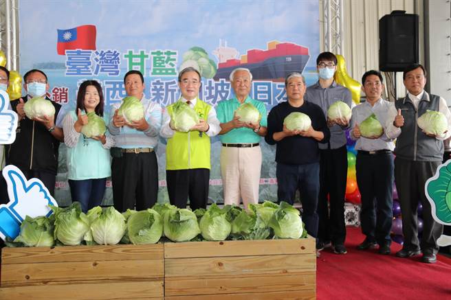 胡忠一（右六）強調台灣是民主國家，農民要種什麼不能夠禁止，今年第一旬、第二旬，農糧署都有預警生產已經過剩。（周麗蘭攝）