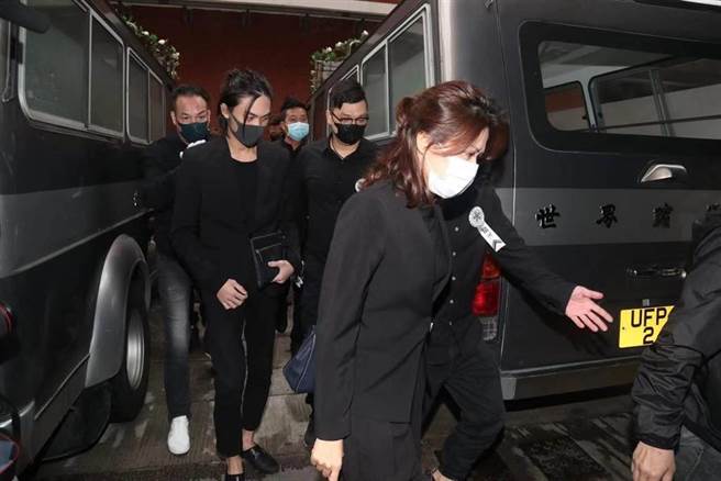 遗孀侯珊燕、儿子吴韦仑。（星岛日报提供）