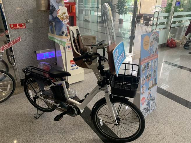 检验合格的载童自行车。（潘千诗摄）