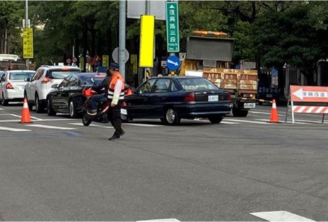 台中市政府警察局第三分局已提前规划「南区国光地下道填平工程周边重要路口交通岗位」勤务，指派员警及义交加强周边重要路口交通疏导。（台中市警局第三分局提供／冯惠宜台中传真）