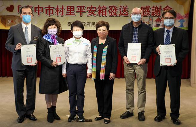 台中市長盧秀燕9日頒發感謝狀，「感謝美麗的菩薩，讓我們看到人間有愛」。（盧金足攝）