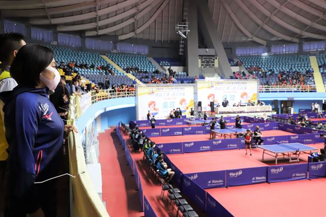 云林县长张丽善到云林县立体育馆内的桌球预赛场地为选手们加油打气，并向辛劳的工作人员致意。（云林县府提供）