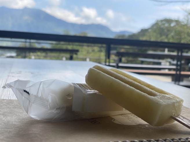 在台东深耕超过10年的天然手工水果冰棒，推出最低56折企业优惠，期望大家快乐吃冰，同时协助凤梨果农度过难关。（蔡旻妤摄）