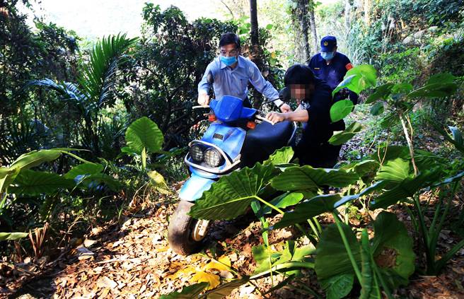 中市警局雾峰分局秘书室主任曹振展（左1）休假爬山，找到失窃机车，由于地处偏僻，人迹罕至，日前带着车主（右1）到山上牵回失车。（黄国峰摄）