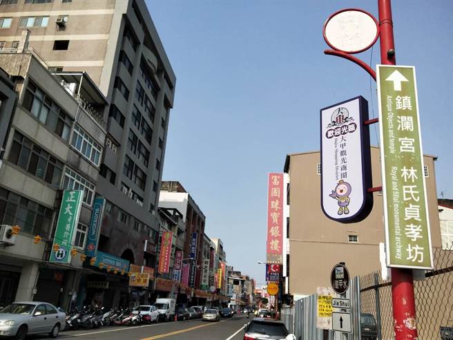 大甲观光商圈旧指示牌已换成13面新颖灯箱，却因无电源致夜间无法点亮。（陈淑娥摄）