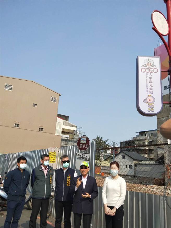 大甲观光商圈灯箱因无电源致夜间无法点亮，市议员吴敏济9日邀相关单位会勘。（陈淑娥摄）