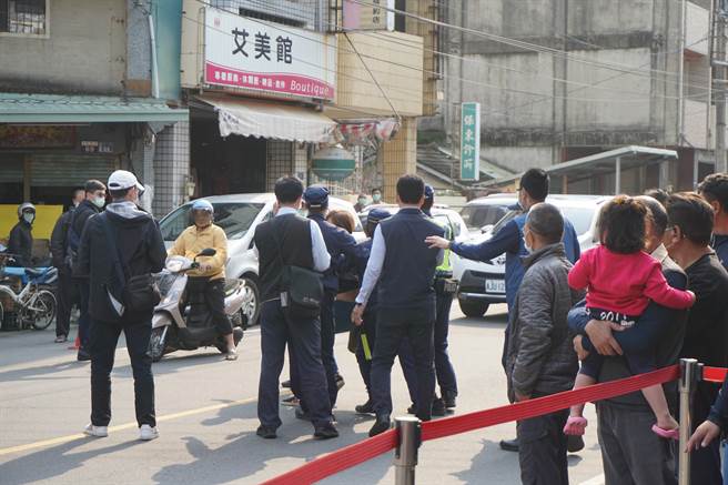 石冈反徵收联合自救会长李蔚慈遭警方包围，并拉往对街。（王文吉摄）