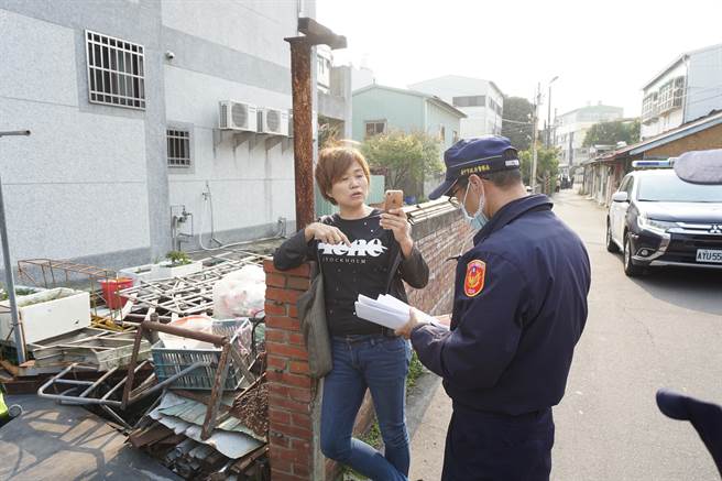 石冈反徵收联合自救会长李蔚慈强调自己只是不满「东丰快」通过环评，到场表达诉求，并欢迎总统，却被警方架走。（王文吉摄）