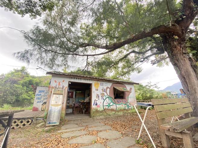 位于武陵绿色隧道旁、由当地义工打造出怀旧风十足的诚实商店，多以义卖二手物资为主，所得用于协助当地学童课辅。（蔡旻妤摄）