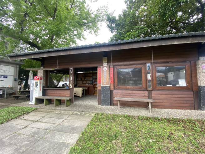 位于永安活动中心旁的鹿寮会社，多了社区服务功能，开放空间除了提供二手书可以自由阅读外，也是聚会、课后休息站的场地。（蔡旻妤摄）