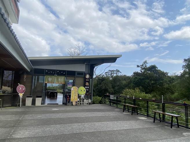 专卖新鲜水果制成的冰棒店没有店员管理，环境井然有序、相当乾净。（蔡旻妤摄）