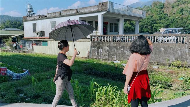 宜兰乡间隔着田地打招呼人们。（作者提供）