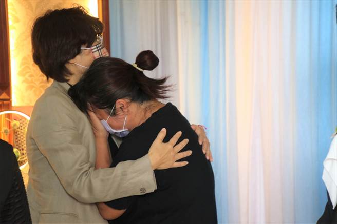 台東縣卑南鄉杉原灣2月28日發生17歲李姓學生溺水身故意外事件，縣長饒慶鈴（左）9日慰問李媽媽（右），李媽媽表示在扣除喪葬費用後，將節餘捐出，希望能遺愛人間。（台東縣政府提供／蔡旻妤台東傳真）