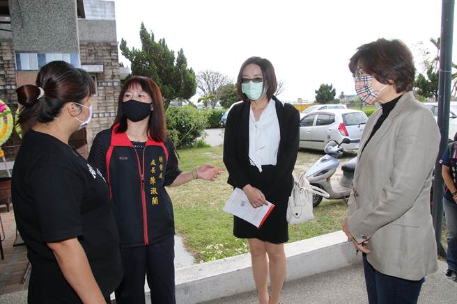 台東縣卑南鄉杉原灣2月28日發生17歲李姓學生溺水身故意外事件，縣長饒慶鈴（右1）9日慰問李媽媽（左1），李媽媽表示在扣除喪葬費用後，將節餘捐出，希望能遺愛人間。（台東縣政府提供／蔡旻妤台東傳真）
