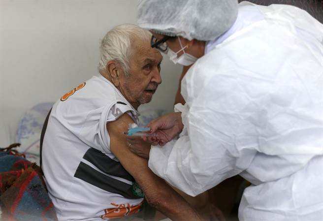 巴西的初步研究資料表明，中國大陸科興生物研發的新冠疫苗對首次在巴西發現的病毒P1變種有防禦功效。圖為巴西民眾接種科興疫苗。（圖／路透）