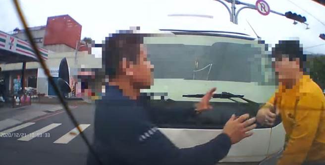 张姓男子今（9）日在网路Po出去年底在苗栗大湖与小货车发生的车祸，影片中，肇事双方发生推挤衝突。（翻摄八卦村 - 行车纪录器影片上传中心）