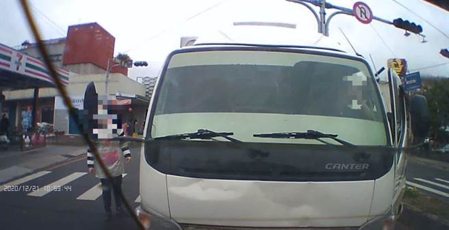 张姓男子今（9）日在网路Po出去年底在苗栗大湖与小货车发生的车祸，肇事的小货车司机发生衝突后，回车上拿塑胶管遭其他人劝阻。（翻摄八卦村 - 行车纪录器影片上传中心）