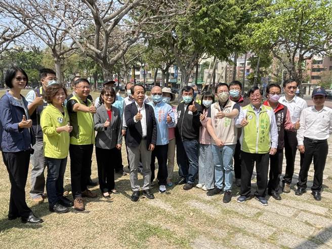 高市府在岗山仔公园规画设置公有路外平面停车场，预计于9月底开放民眾使用，高雄市副市长林钦荣（左五）也承诺3年后将会新建地下停车场。（洪浩轩摄）