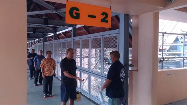 帛琉泡泡要求入境做抗原快篩，指揮中心反對。圖為帛琉機場工作人員演練情形。（新光醫院提供／林周義台北傳真）