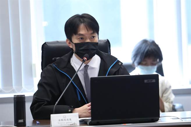 台中市府法制局长李善植表示，市府协助小虾米对抗大鲸鱼，积极捍卫消费者权利，市府会持续关注此案诉讼发展，适时给予协助。（卢金足摄）