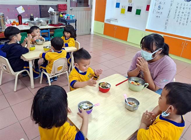 潮州鎮公所實施每胎一萬元的生育補助滿一周年，去年出生嬰兒數比前年增加了36.4％。圖為潮州幼兒園親子共餐。（潘建志攝）