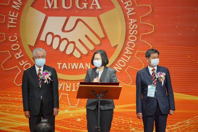 蔡英文总统(中)出席「中华民国工业区厂商联合总会」新旧任理事长交接典礼，针对能源、匯率问题做出回应。(林欣仪摄)