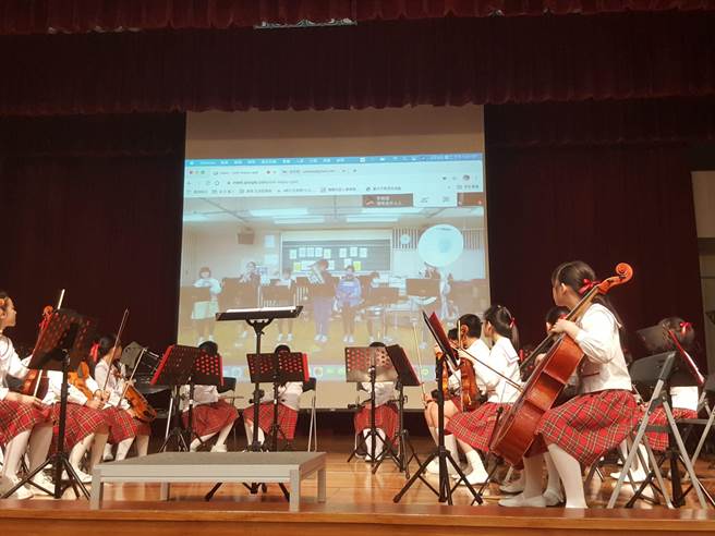 北市福星国小与日本岩手县奥州市真城小学9日进行网路线上国际交流，由双方学校乐团轮流演奏歌曲。（北市福星国小提供／游念育台北传真）